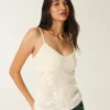 Camisola curta estilo halter com bordado fácil