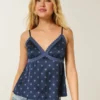 Camisola de cetim com acabamento em renda