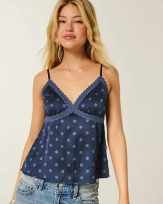 Camisola de cetim com acabamento em renda