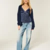 Camisola de cetim com acabamento em renda