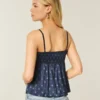 Camisola de cetim com acabamento em renda