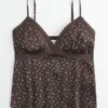 Camisola de cetim com acabamento em renda