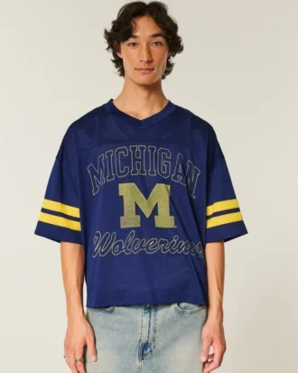 Camisola de futebol americano com gráfico da Universidade de Michigan Wolverines