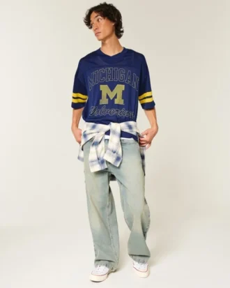 Camisola de futebol americano com gráfico da Universidade de Michigan Wolverines