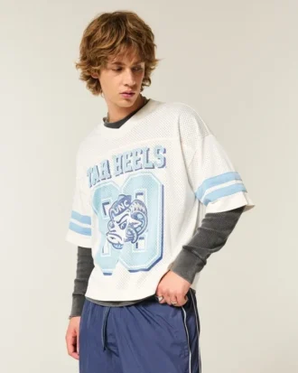 Camisola de futebol com gráfico da Universidade da Carolina do Norte em Chapel Hill Tar Heels