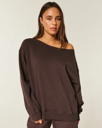 Camisola oversized com ombros descobertos