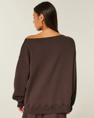 Camisola oversized com ombros descobertos