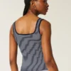 Camisola sem costuras com costura canelada e decote quadrado