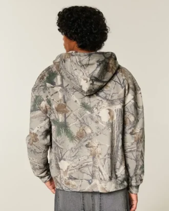 Casaco com capuz e fecho de correr camuflado