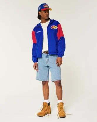 Casaco corta-vento com capuz e estampado da Universidade do Kansas Jayhawks