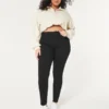 Leggings pretas de cintura alta com curvas