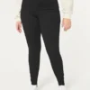 Leggings pretas de cintura alta com curvas