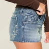 Mini-calções de ganga com lavagem média, bordados florais e cintura ultra baixa Mini-calções de ganga com lavagem média, bordados florais e cintura ultra baixa