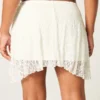 Mini-saia assimétrica com renda Mini-saia assimétrica com renda