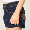 Mini-saia-calça de ganga com bolsos xadrez, lavagem escura e cintura baixa Mini-saia-calça de ganga com bolsos xadrez, lavagem escura e cintura baixa