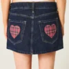 Mini-saia-calça de ganga com bolsos xadrez, lavagem escura e cintura baixa Mini-saia-calça de ganga com bolsos xadrez, lavagem escura e cintura baixa