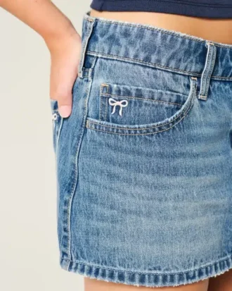 Mini-saia-calça de ganga com cintura baixa e laço bordado