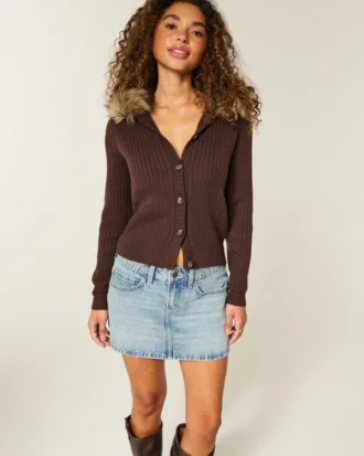 Mini-saia-calça de ganga com tachas, cintura baixa e lavagem média