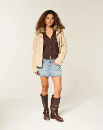 Mini-saia-calça de ganga com tachas, cintura baixa e lavagem média