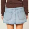 Mini-saia-calça de ganga com tachas, cintura baixa e lavagem média