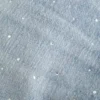 Mini-saia-calça de ganga com tachas, cintura baixa e lavagem média