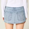 Mini-saia-calça jeans clara com tachas Mini-saia-calça jeans clara com tachas