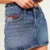 Mini-saia-calção de ganga com bordado de bandeira, lavagem média e cintura baixa Mini-saia-calção de ganga com bordado de bandeira, lavagem média e cintura baixa