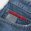 Mini-saia-calção de ganga com bordado de bandeira, lavagem média e cintura baixa Mini-saia-calção de ganga com bordado de bandeira, lavagem média e cintura baixa