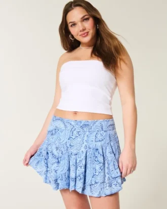 Mini-saia com bainha assimétrica em camadas