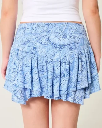 Mini-saia com bainha assimétrica em camadas