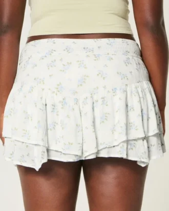 Mini-saia com bainha assimétrica em camadas