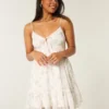 Mini vestido assimétrico com bainha em chiffon