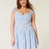 Mini vestido assimétrico com ombros à mostra