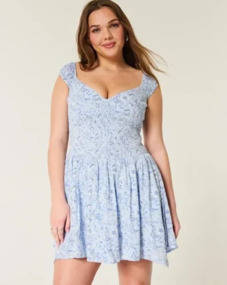 Mini vestido assimétrico com ombros à mostra