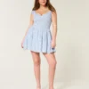 Mini vestido assimétrico com ombros à mostra