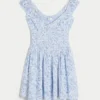 Mini vestido assimétrico com ombros à mostra