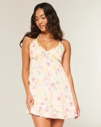 Mini vestido babydoll com acabamento em cordão