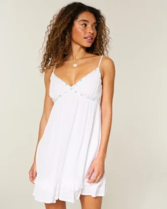 Mini vestido babydoll com acabamento em cordão