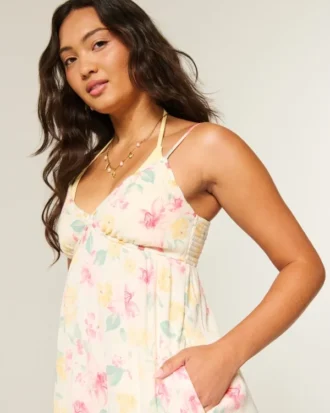 Mini vestido babydoll com acabamento em cordão