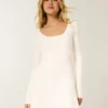 Mini vestido babydoll com laço nas costas
