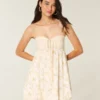 Mini vestido babydoll sem alças com folhos