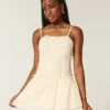 Mini vestido com acabamento em renda