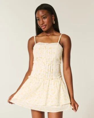Mini vestido com acabamento em renda