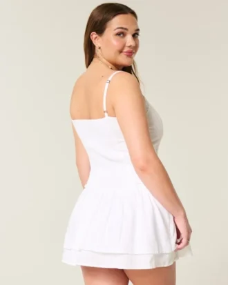 Mini vestido com acabamento em renda
