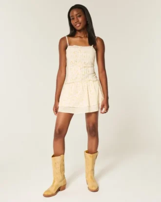 Mini vestido com acabamento em renda