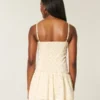 Mini vestido com acabamento em renda