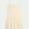 Mini vestido com acabamento em renda