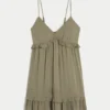 Mini vestido com babados e tachas