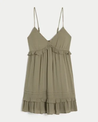 Mini vestido com babados e tachas