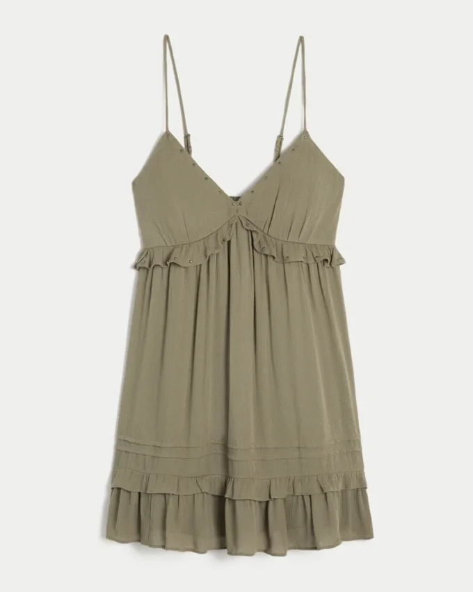 Mini vestido com babados e tachas
